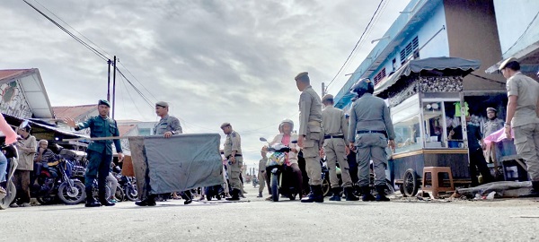Jelang Pembukaan Pora XIV, Pemkab Pidie Tertibkan Pedagang Di Emperan Jelang Pembukaan Pora XIV, Pemkab Pidie Tertibkan Pedagang Di Emperan