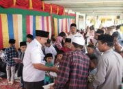 SANTUNAN: Camat Peureulak Barat, Murdhani, S.STP, M.Si, menyantuni anak yatim piatu di Masjid Manzilul Minan, Gampong Beusa, Peureulak Barat, Aceh Timur, Rabu (7/12). Waspada/M. Ishak