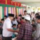 SANTUNAN: Camat Peureulak Barat, Murdhani, S.STP, M.Si, menyantuni anak yatim piatu di Masjid Manzilul Minan, Gampong Beusa, Peureulak Barat, Aceh Timur, Rabu (7/12). Waspada/M. Ishak