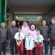 Ketua Umum Yayasan Jihadul Ilmi Dra. Hj. Nurul Izzah Djamal bersama kepala sekolah dan guru foto bersama siswa juara. Waspada/ist