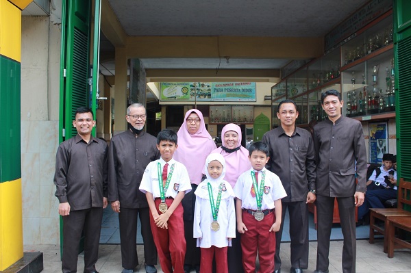 Ketua Umum Yayasan Jihadul Ilmi Dra. Hj. Nurul Izzah Djamal bersama kepala sekolah dan guru foto bersama siswa juara. Waspada/ist