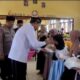 Tampak pengawas sekolah saat menyantuni anak yatim pada peringatan maulid Nabi Muhammad di SDN 3 Birem Rayeuk, Rabu (7/12). Waspada/Rapian