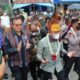 Gubsu Edy Rahmayadi dan Kapoldasu Irjen Pol RZ Panca Putra Simanjuntak disambut dengan tor-tor dan pakaian khas adat Simalungun sesaat memasuki acara peletakan batu pertama pembangunan Pastoran dan Aula Paroki Santo Anthonius Padua Tiga Dolok, Minggu (04/12).(Waspada/ist).