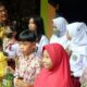 Juara lomba mewarnai tingkat TK, tingkat SD kelas 1-3 dan kelas 4-6 serta lomba melukis tingkat SMP dan SMA menerima hadiah dari Pimpinan THPS H. Rahmat Shah saat perayaan HUT ke-86 THPS di Balai Rahmat, Jl. Kapten MH. Sitorus, Rabu (7/12).(Waspada-Edoard Sinaga).