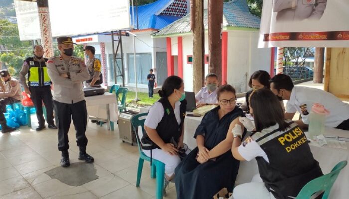 Polres Simalungun Gelar Vaksinasi Massal Dan Berikan Bansos Untuk Lansia
