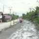 Jalan Umar Baki, Binjai Barat, saat ini sedang diperbaiki. Diduga dalam pengerjaannya, aspal bekas kerukan dijualbelikan. (Waspada/Ria Hamdani