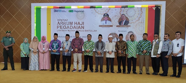 FOTO bersama rangkaian Seminar Arrum Haji Pegadaian. (Waspada/Ist)