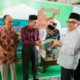 Pj Wali Kota Banda Aceh, Bakri Siddiq, menyerahkan 1000 Al-Quran untuk 10 masjid di Banda Aceh secara simbolis di masjid Baitul Mukminin Gampong Lamteh. (Waspada/Zafrullah)