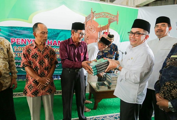 Pj Wali Kota Banda Aceh, Bakri Siddiq, menyerahkan 1000 Al-Quran untuk 10 masjid di Banda Aceh secara simbolis di masjid Baitul Mukminin Gampong Lamteh. (Waspada/Zafrullah)