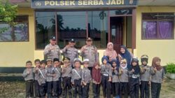 DATANGI POLSEK: Polisi berfoto dengan pocil dan guru di Mapolsek Serbajadi, Aceh Timur, Kamis (8/12). Waspada/M Ishak