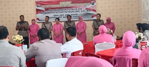 Kasat Reskrim Dan Kasat Intelkam Polres Palas yang lama dan baru foto bersama saat acara kenal pamit di aula Bhayangkara Polres Palas, Kamis (8/12).(Waspada/Idaham Butar Butar/B)