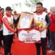 BUPATI Ir. H. Zahir, M.AP di tengah memberikan bantuan dan penyerahan hadiah menyambut HUT ke 16 tahun 2022 Kabupaten Batubara. Waspada/Iwan Has