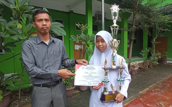 Zalfa Suhaira Juara 1 Lomba Sketsa di Museum Perkebunan. Waspada/ist
