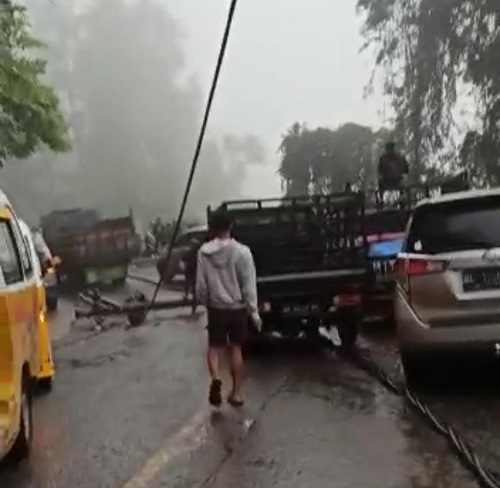 Kemacetan panjang terjadi di jalan lintas Medan-Berastagi maupun sebaliknya akibat beberapa tiang listrik tumbang ke badan jalan di area Taman Hutan Raya Bukit Barisan Berastagi. Was[ada/Ist