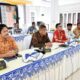 Pj.Wali Kota Banda Aceh Bakri Siddiq (baju merah) sedang mengikuti acara penganugerahan via zoom meeting dari pendopo wali kota Banda Aceh, Kamis (08/12/22). (Waspada/T.Mansursyah)
