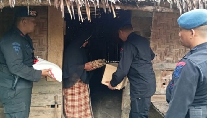 Brimob Salurkan Bantuan Kuam Dhuafa
