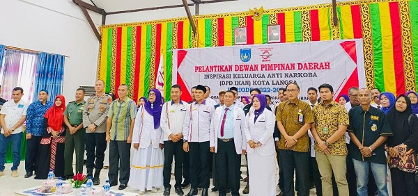 Anggota DPR Aceh dari Fraksi PKS, Nova Zahara (berjilbab merah) saat pelamtikan pengurus IKAN Kota Langsa di Aula Kampus Universitas Samudra Langsa, Kamis (1/12). Waspada/dede