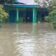 SALAH satu rumah warga di Kelurahan Syahmad Kecamatan Lubukpakam yang terendam banjir akibat hujan deras Jum'at (9/12).- (Waspada/Khairul K Siregar/B)