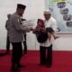 Penyandang disabilitas digendong saat menerima dana dari Baitul Mal Kota Lhokseumawe, Jumat (9/12). (Waspada/Zainal Abidin)
