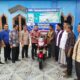 Anggota DPR-RI, Muslim SHI MM, saat menyerahkan bantuan Betor untuk Gampong Meutia di halaman Masjid Syuhada, Minggu (11/12). Waspada/Rapian