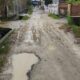Jalan HM Amin di Gampong Meutia, Kecamatan Langsa Kota, kondisinya berlumpur yang sulit dilalui warga apalagi pada musim hujan saat ini, Senin (12/12). Waspada/Rapian