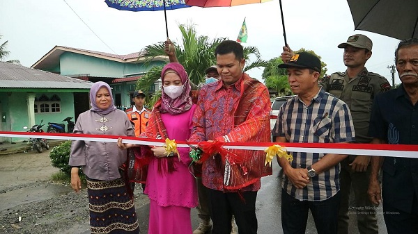 Wabup Sergai H. Adlin Tambunan meresmikan ruas jalan tipe hotmix sepanjang 2.339 M dan rehabilitasi jembatan di Dusun II, Desa Dame, Kecamatan Dolok Masihul.Waspada/ist