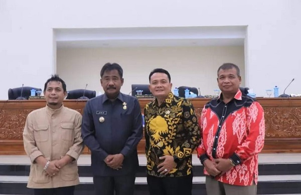 Wali Kota Binjai (dua dari kiri) foto bersama dengan Ketua dan Wakil Ketua DPRD usai ketok R-APBD. (Waspada/ist)