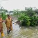WAKIL Bupati Deliserdang HMA Yusuf Siregar mendengarkan penjelasan Camat Beringin Iskandar Sayuti Siregar ketika meninjau kondisi banjir di Dusun Mesjid, Desa Beringin, Kecamatan Beringin, Senin (12/12).- (Waspada/Khairul K Siregar/B)