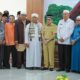 Pj Wali Kota Banda Aceh, Bakri Siddiq, berfoto bersama Bupati Pasaman Barat, Hamsuardi beserta rombongan usai acara penyambutan di Balee Keurukon, Balai Kota Banda Aceh. (Waspada/Zafrullah)