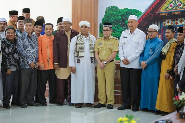 Pj Wali Kota Banda Aceh, Bakri Siddiq, berfoto bersama Bupati Pasaman Barat, Hamsuardi beserta rombongan usai acara penyambutan di Balee Keurukon, Balai Kota Banda Aceh. (Waspada/Zafrullah)