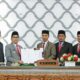 Seluruh fraksi di DPRK Banda Aceh menerima Raqan APBK Banda Aceh Tahun 2023 dalam sidang paripurna, yang ditandai penandatangan dokumen antara eksekutif dan legislatif yang berlangsung di gedung dewan setempat, Rabu (30/11/22). (Waspada/T.Mansursyah)