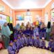 Pj Bunda PAUD Banda Aceh, Sri Dewi Kurnilawati dan Bunda PAUD Aceh Tamiang dan rombongan berfoto bersama murid-murid Bait Qurany Saleh Rahmany. (Waspada/Zafrullah)