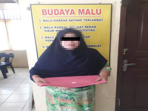 Polsek Bukit Tusam Agara amankan seorang ibu rumah tangga tersangka pengguna Narkoba. Waspada/Ist.