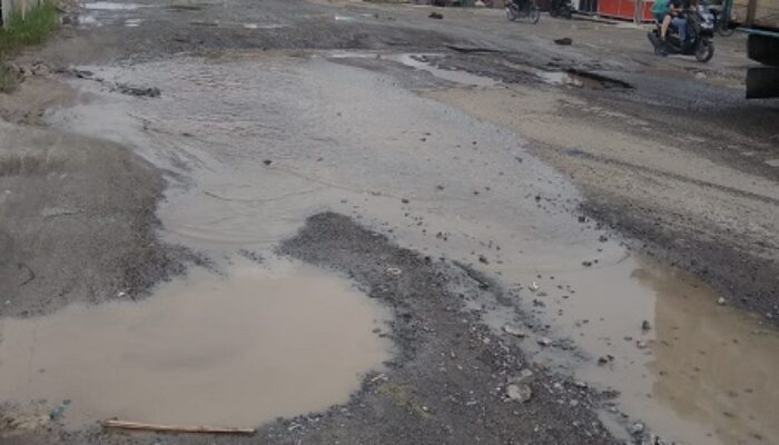 Ruas Jalan Access Road Inalum Rusak
