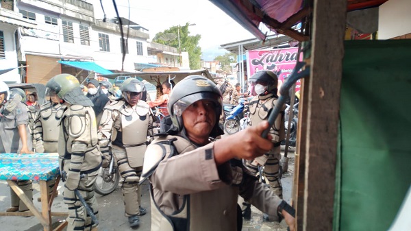 Petugas Satpol PP Kota Tanjungbalai menertibkan lapak liar dan pedagang kaki lima di depan Pasar Suprapto Kota Tanjungbalai. Jalan ini setiap hari macet sebab adanya pasar tumpah. Waspada/Rasudin Sihotang
