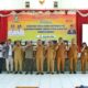 Sekdakab Simalungun, Esron Sinaga dan Kadis Kominfo SML Simangunsong, foto bersama dengan para nara sumber dalam kegiatan sosialisasi PPID di hedung MUI Simalungun, Senin (12/12).(Waspada/Hasuna Damanik).