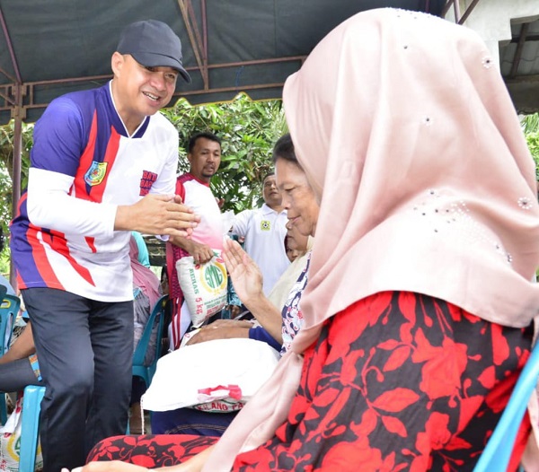 Bupati Zahir Gerakkan Masyarakat Gotong Royong Bupati Zahir Gerakkan Masyarakat Gotong Royong