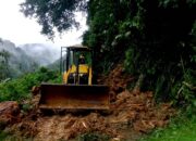 Berjibaku Atasi Longsor Ulupungkut