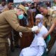 Pj. Bupati Bener Meriah, Drs. Haili Yoga, M.Si sedang memberikan vaksin Polio tetes kepada salah satu anak di Kabupaten tersebut pada pencanangan Vaksinasi Polio yang dipusatkan di MIN 2 Bener Meriah. (Waspada/Ist)