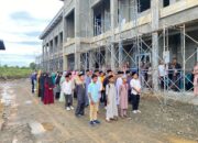 Para calon santri saat melakukan lamaran di Dayah Ruhul Qur’ani Meulaboh Desa Ujong Beurasok Desa Leuhan Kecamatan Johan Pahlawan Kabupaten Aceh Barat, Selasa (13/12).(Waspada/Muji Burrahman)