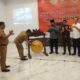 WAKIL Bupati Deliserdang HMA Yusuf Siregar memukul gong pada Launching Sentra Gakumdu Kabupaten Deliserdang di Ballroom Travel Hub lantai 6 Wing Hotel Kualanamu Batangkuis, Selasa (13/12).- (Waspada/Khairul K Siregar/B)