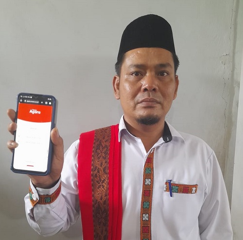 Kepala Dinas Perpustakaan Kabupaten Aceh Tenggara M. Rasadi S.Pd saat menunjukan buku digital/perpustakaan "Perpus Agara" yang berbasis android sudah tersedia di Playstore. Waspada/Ist