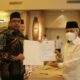 Kakanwil Kemenag Aceh Dr Iqbal (kiri) memperlihatkan dokumen perjanjian kinerja anggaran tahun 2023 usai penandatangan di hotel Holiday Inn Resort, Denpasar, Bali, Selasa (13/12/22). (Waspada/Ist)