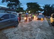 Personel Polsek Langsa Barat dan Satuan Lalu Lintas (Satlantas) Polres Langsa saat mengurai kemacetan pada jalan lintas Sumatera (Jalinsum) tepatnya pada jembatan yang sedang diperbaiki Gampong Alue Dua Bakaran Batee, Kecamatan Langsa Baro, Selasa (13/12). Waspada/rapaian