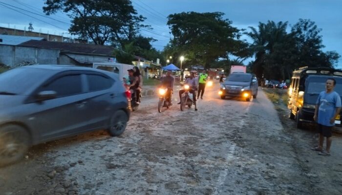 Polsek Langsa Barat Dan Satlantas Urai Kemacetan Pada Jembatan Rusak