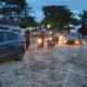 Personel Polsek Langsa Barat dan Satuan Lalu Lintas (Satlantas) Polres Langsa saat mengurai kemacetan pada jalan lintas Sumatera (Jalinsum) tepatnya pada jembatan yang sedang diperbaiki Gampong Alue Dua Bakaran Batee, Kecamatan Langsa Baro, Selasa (13/12). Waspada/rapaian