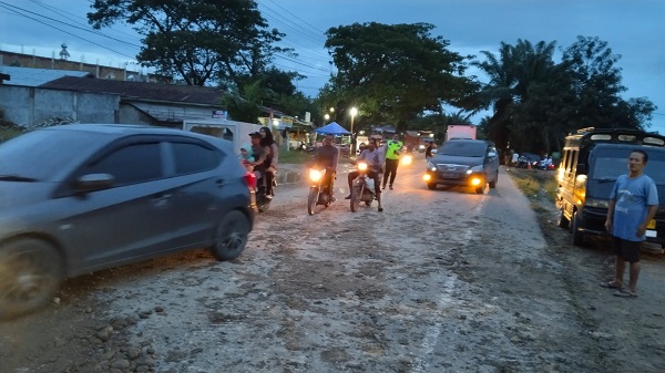 Personel Polsek Langsa Barat dan Satuan Lalu Lintas (Satlantas) Polres Langsa saat mengurai kemacetan pada jalan lintas Sumatera (Jalinsum) tepatnya pada jembatan yang sedang diperbaiki Gampong Alue Dua Bakaran Batee, Kecamatan Langsa Baro, Selasa (13/12). Waspada/rapaian