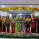 Wali Kota Padang Sidempuan, Irsan Efendi Nasution (6 kiri) foto bersama dengan Putri Pariwisata Kota Padang Sidempuan Tahun 2022 Nur Alifya Siregar (7 kiri) bersama finalis lainnya, Selasa (13/12). Waspada/ist