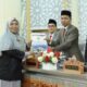 Sekretaris Fraksi PKS DPRK Banda Aceh Tati Meutia sedang menyerahkan pendapat akhir fraksi kepada pimpinan dewan dalam sidang paripurna terhadap R APBK Banda Aceh Tahun 2023 di gedung dewan setempat, Rabu (30/11/22). (Waspada/T.Mansursyah)