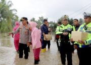Kapolres Pidie Dan Ketua Bhayangkari Pantau Banjir Serta Bagikan Sembako